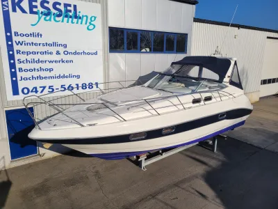Sportcruiser op trailer bij loods