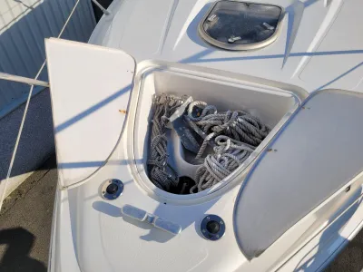 voorste dek met anker en touwen