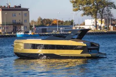 aluminium motorjacht in haven
