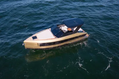 motorjacht met cabine op open water