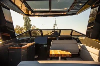 interieur van boot met zitgedeelte en stuur