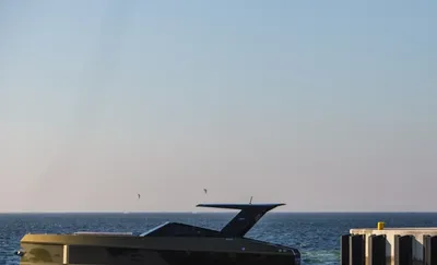 boot bij een steiger met rode paal