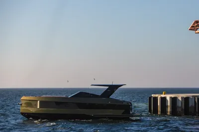 Motorjacht bij golfbreker op zee