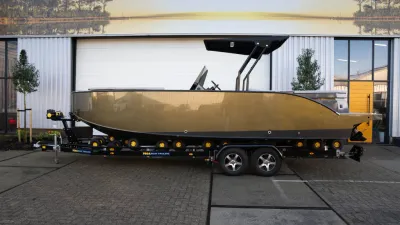 Boot op trailer voor bedrijfsgebouw