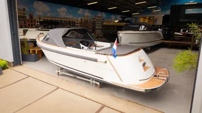 witte sloep in showroom op bok