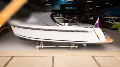 retro sloep in showroom