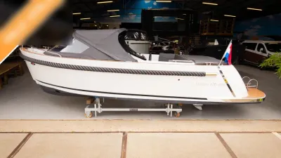 witte sloep in showroom