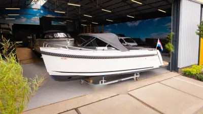 sloep in showroom bij loods