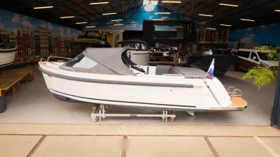 witte tender in showroom met kap en kussens
