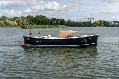 sloep op water met twee opvarenden