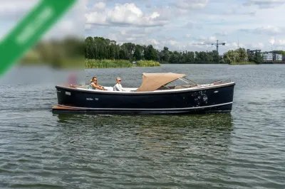 sloep op water met twee opvarenden