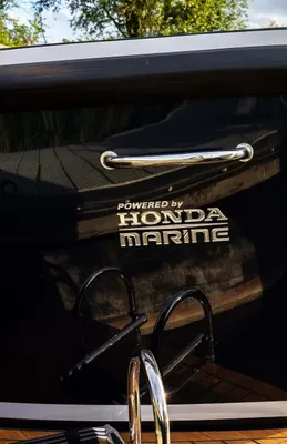 achterzijde van sloep bij water