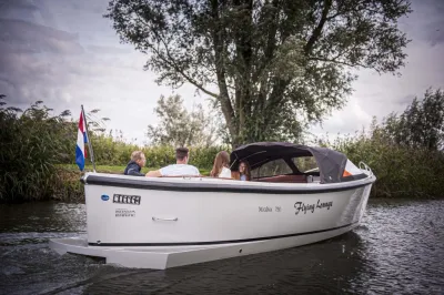 sloep op rustig water met vier personen