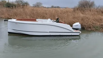 Witte consoleboot in rustig kanaal