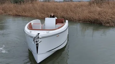 witte consoleboot op rustig water met persoon