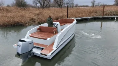 consoleboot op water bij aanlegsteiger