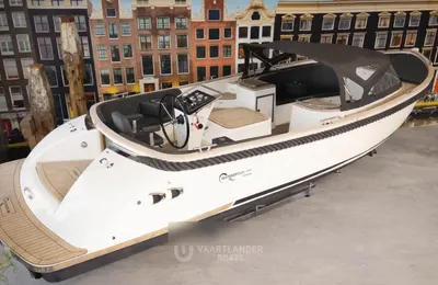 witte tendersloep in showroom met stadsachtergrond