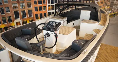 open tender met zitgedeelte en stuurconsole
