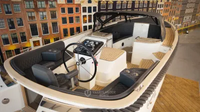 cockpit en kuip van sloep in showroom
