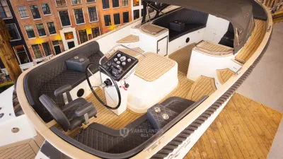 bootinterieur met stuurconsole en zitbank