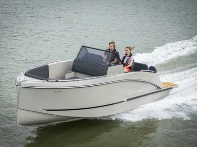 console boot varend met twee personen