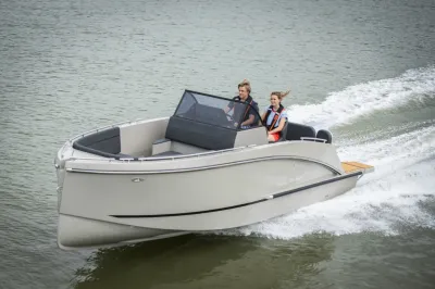 console boot varend met twee personen