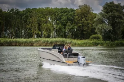 motorboot met opvarenden op rustig water