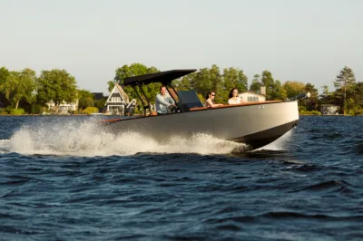 Tender met opvarenden op het water