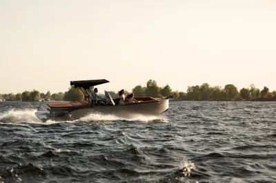 Tender op het water met passagiers