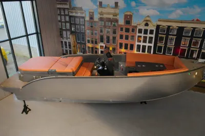 grijze aluminium tender in showroom