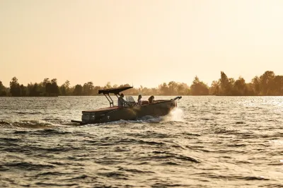 Tender op open water bij zonsondergang