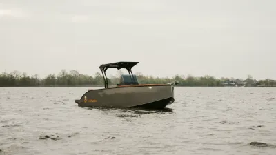 Tender op open water