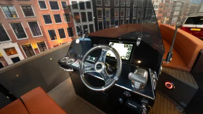 stuurconsole van bootinterieur met display