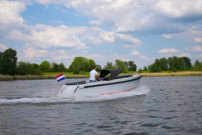 witte sloep varend op het water