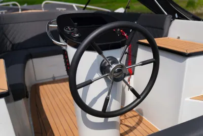 stuurconsole en stuurwiel in sloep
