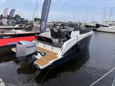 open boot aan steiger met buitenboordmotor