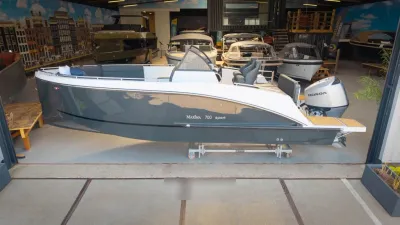 boot in showroom met buitenboordmotor