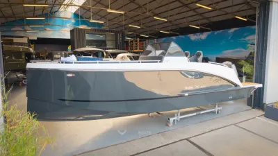 boot in binnenshowroom op trailer