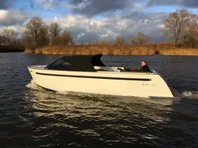 Witte tender op water met bestuurder
