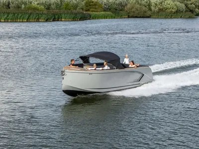 tender met bimini en passagiers op open water