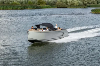 tender met bimini en passagiers op open water