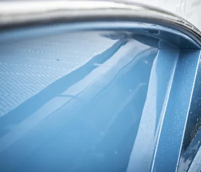 close-up van blauwe romp met waterdruppels
