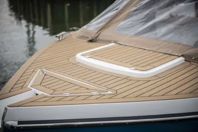 voorkant van boot met teakdek en opbergluik