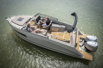 open motorboot met twee buitenboordmotoren