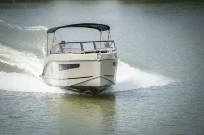 vooraanzicht van een motorboot op het water