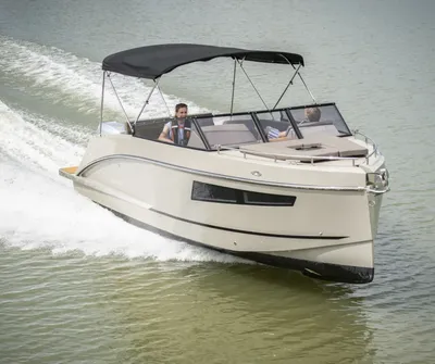 Cabineboot met bimini op rustig water