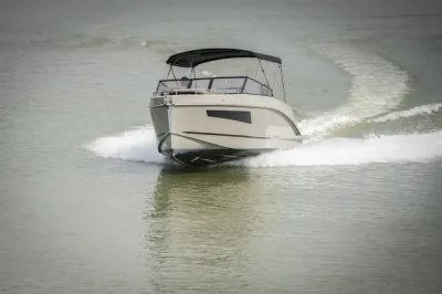 motorboot varend in kalm water
