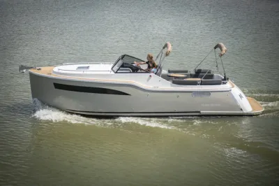 kajuitboot varend op rustig water