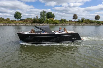 sloep varend op water met passagiers