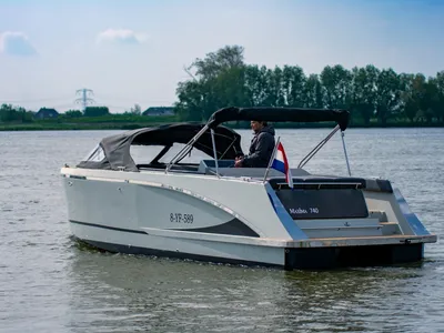 Motorboot op het water met open kuip